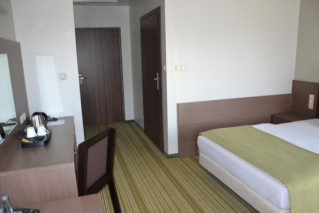 Hotel Pod Debem Tarnów Exterior foto