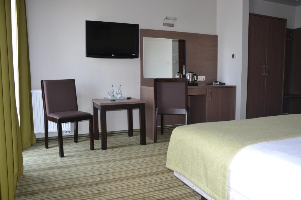 Hotel Pod Debem Tarnów Cameră foto